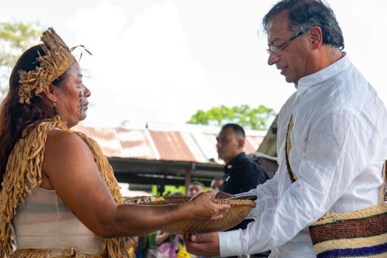 El presidente Gustavo Petro recibe un obsequio de una lideresa indígena en el departamento del Amazonas, Colombia durante su segunda semana de gobierno. Foto: Presidencia de la República de Colombia.