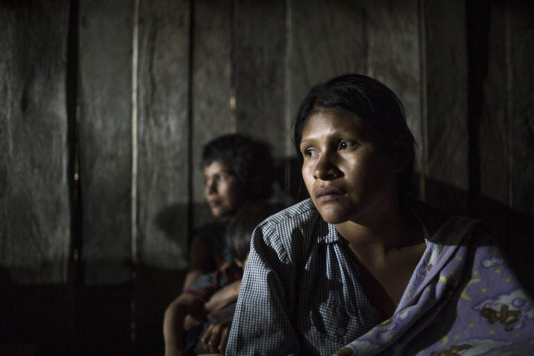 Mujeres shuar desplazadas de Nankints, comunidad en la que se instaló el campamento del proyecto minero San Carlos Panantza. Foto: Edu León.