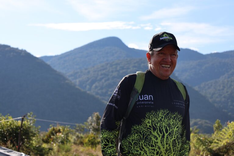 Juan Tamayo, presidente de la Junta de Acción Comunal de El Palmar en Virolín durante una de las expediciones de caracterización en la Reserva Natural Laboratorio Caminantr3s. Foto: Cortesía Caminantr3s