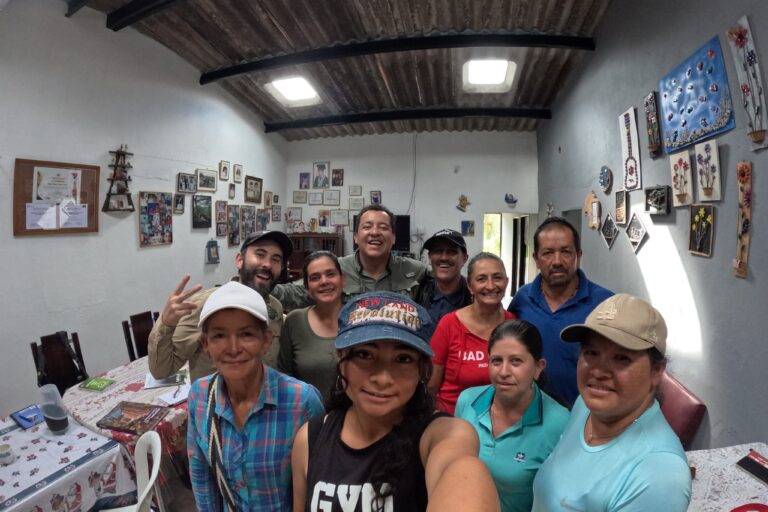 Foto grupal de uno de los talleres de construcción de los guiones interpretativos para explicar los recorridos por la Reserva. Foto: Cortesía Caminantr3s