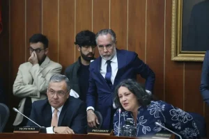 Trabajador revisando contrato con cambios de la reforma laboral en Colombia 2025