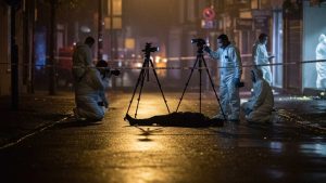 Este año se han registrado varios atentados, ejecutados por sicarios, en el sur de Bogotá. Composición La FM con IA ImageFX levantamiento de cadaver