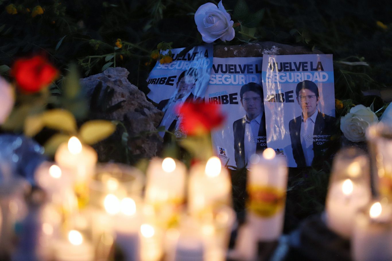 Velatón en Modelia por la salud de Miguel Uribe