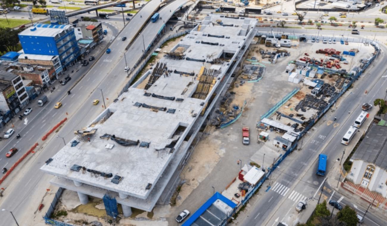 Paralelamente, se adelantan estudios para extender la línea hasta la calle 100 y se desarrolla el proceso licitatorio de la segunda línea