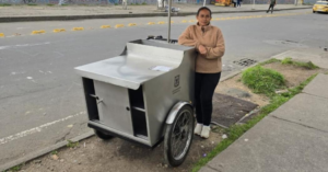 Vendedores informales del centro de Bogotá reciben mobiliario 2025