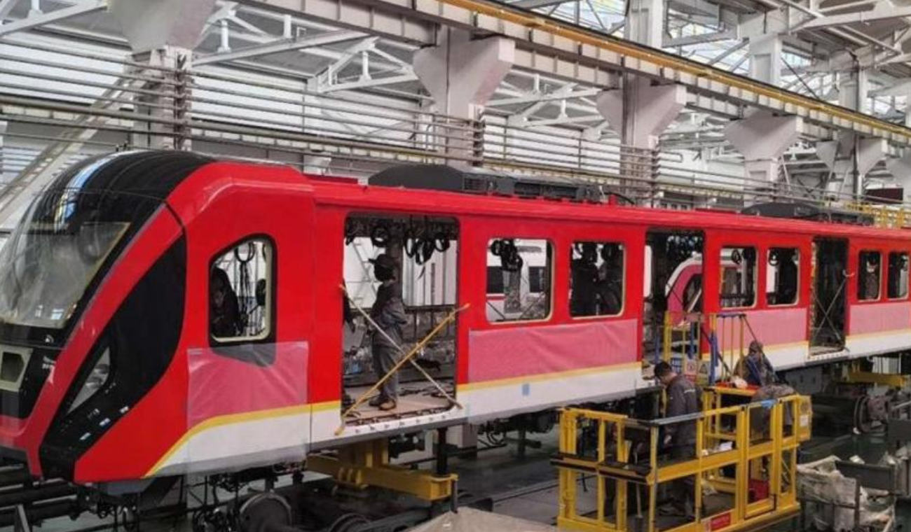 El primer tren del Metro de Bogotá en proceso de construcción en la China. 