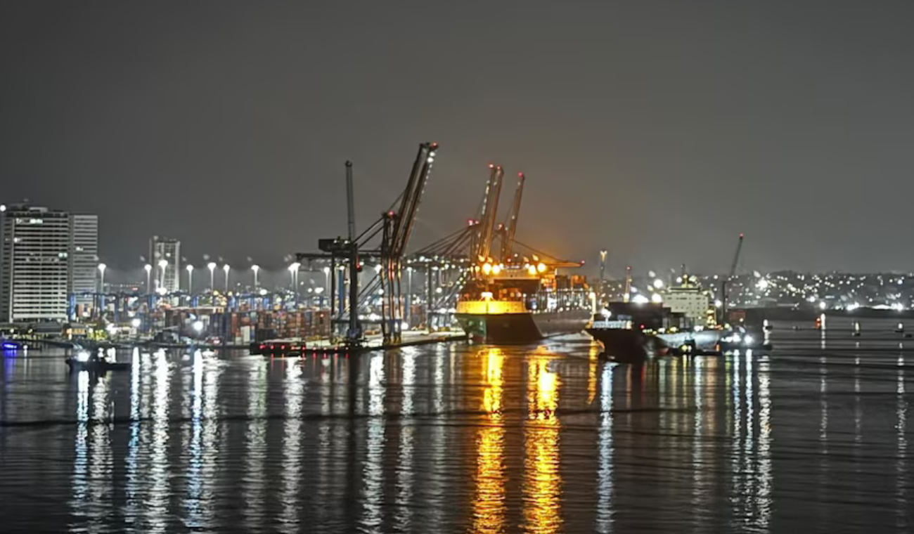 El primer tren del Metro de Bogotá fue descargado en el puerto de Cartagena.