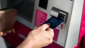 Alerta: «Técnica del Billete», la Nueva Estafa Silenciosa en Cajeros Automáticos de Colombia