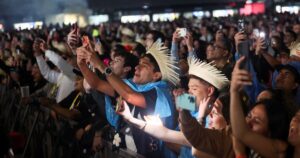 ¡Impactante Gesto! Bad Bunny Desafió las Expectativas con la Invitada Más Inesperada en Medellín