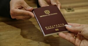 Cancillería de Colombia responde a advertencias de la Contraloría por el nuevo modelo de pasaportes y defiende cronograma
