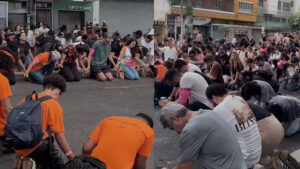 Impactante Momento de Fe: Jóvenes Cristianos Claman a Jesús en Pleno Carnaval de Belo Horizonte