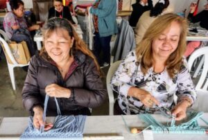 El Poder Oculto de sus Manos: Mujeres con Discapacidad Visual Tejen Esperanza y Desafían lo Imposible