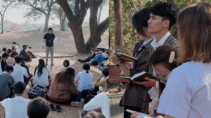 Misionero Brasileño Evangeliza en Tailandia: Estudiantes Descubren la Biblia por Primera Vez