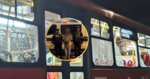 ¡Indignante! Vándalo ataca TransMilenio y deja un herido por negarse a dar monedas