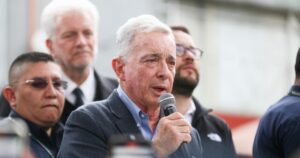 ¡Alerta Nacional! Uribe Acusa: «Terrorismo Ordena Votar por Cepeda, ¡Fraude a Colombia!»