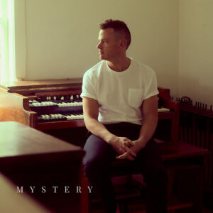 Clark Beckham Desvela ‘Mystery’: Un Himno de Adoración que Conecta lo Infinito con lo Íntimo