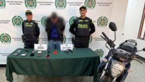¡INCREÍBLE! Capturan a «Motoladrón» en Bosa con un arsenal de celulares robados
