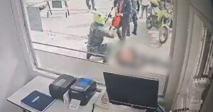 Agresor del equipo de ‘Sin senos sí hay paraíso" fue auxiliado por la Policía: revelan video del momento en que es trasladado a un hospital en Bogotá