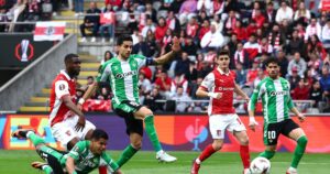 Así fue el agarrón entre Juan Camilo “el Cucho” Hernández y un compañero por cobrar un penalti en el empate del Real Betis: “Tiene que entenderme a mí”