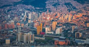 Posible carro bomba enciende las alarmas en Medellín: autoridades acordonaron la zona en el sector de Robledo