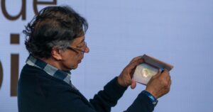 Nuevos problemas para los pasaportes del Gobierno Petro: el contrato con Portugal podría hundirse por dos recursos que buscan frenar su producción