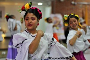 ¡Explosión de Color y Pasión! La Danza Mexicana Que Cautivó a Bogotá y Dejó a Todos Boquiabiertos