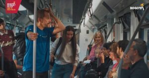 ¡El error que cometes a diario! Descubre por qué sentarse en el piso del transporte público es una BOMBA de tiempo.