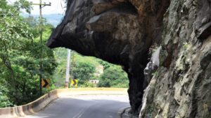 ¡Infierno en la Vía Bogotá-Girardot! Camión Cisterna Explota y Túnel Sumapaz Cierra: ¿Qué Sucedió Realmente?