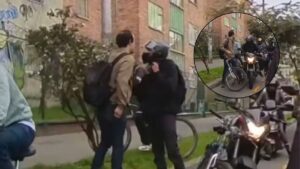 ¡Indignante! Ciclista saca NAVAJA en brutal pelea con motociclista por carril exclusivo en Bogotá