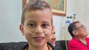 Lucas llega a Bucaramanga en un jet ambulancia para continuar su lucha por la vida