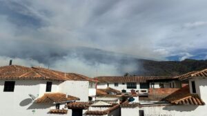 Más de 30.000 litros de agua se han usado para mitigar incendio en Villa de Leyva: este lunes no habrá clases