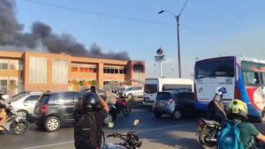 Fuerte incendio se reporta en inmediaciones de bodega de Cervecería del Valle en Acopi, Yumbo