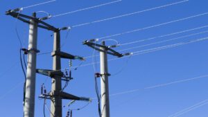 Cables de media tensión explotan durante las lluvias en el Norte de Bogotá: vecinos piden solución a ENEL