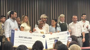 Presidente entrega bonos de vivienda a más de 150 familias damnificadas por el terremoto en Cali y el Valle del Cauca