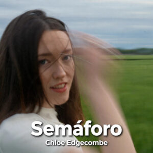 Chloe Edgecombe Estrena ‘Semáforo’: Una Invitación a la Pausa Espiritual