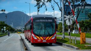 ¿Vigilantes o policías? Personero cuestiona quién debe enfrentar a los colados en TransMilenio
