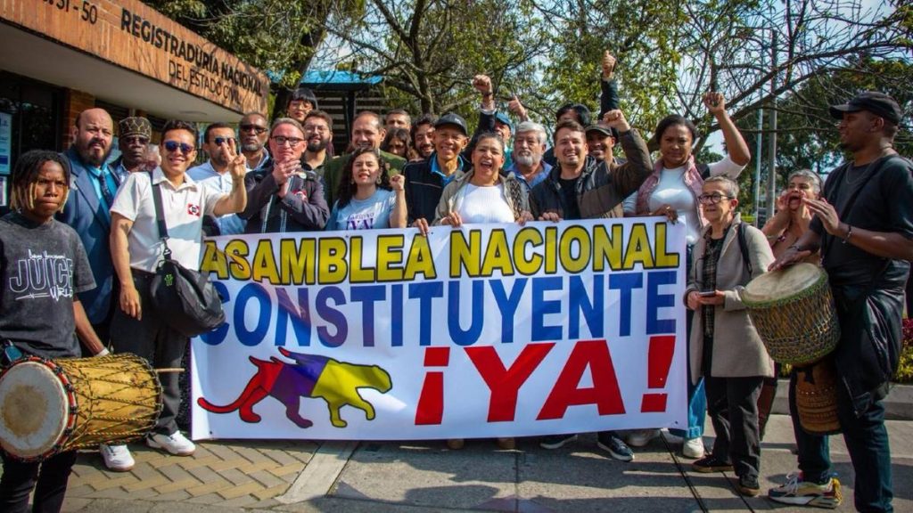 Gobierno Petro: Ministro de Trabajo inicia recolección de firmas para blindar reformas